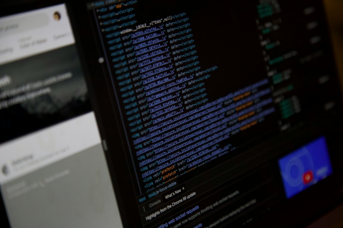 Na ekranie komputera wyświetla się kod programowania z komunikatami systemowymi.